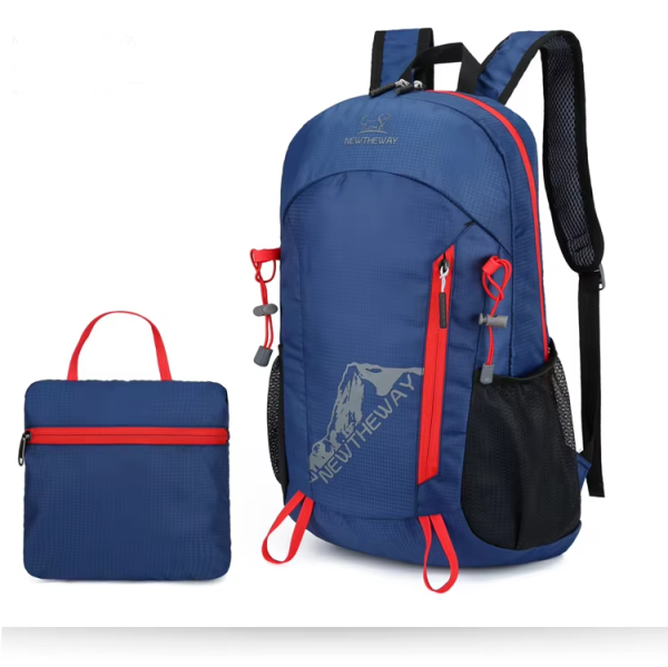 sac de randonnée enfant pliable dans un petit sac bleu marine