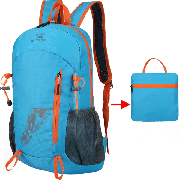 sac de randonnée enfant pliable dans un petit sac bleu